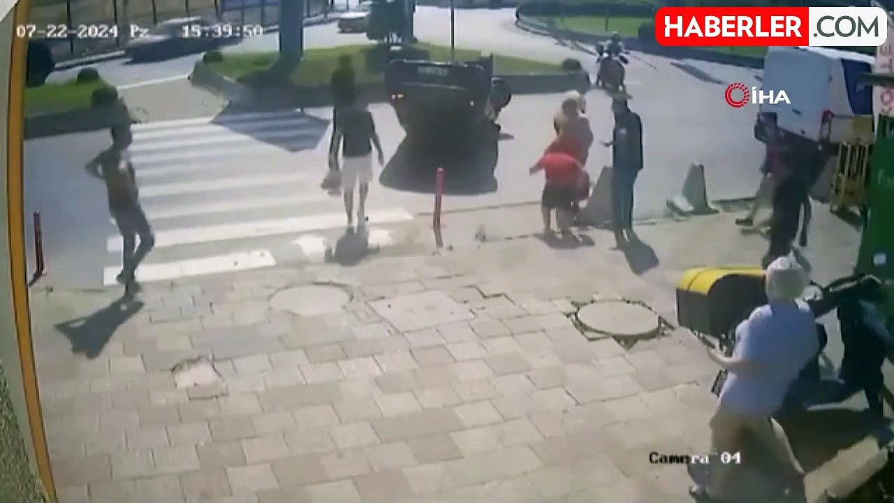 Büyükçekmece'de tuhaf kaza kamerada: Düz yolda kaldırıma çarpıp devrildi