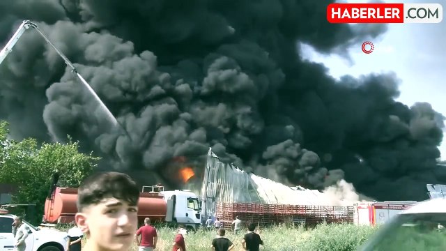 Bursa'da geri dönüşüm fabrikasında yangın! Alevler 4 fabrikaya sıçradı, evler tedbir amacıyla boşaltıldı