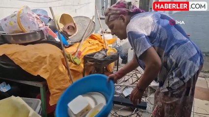 Hurdacı Kadın, Bulduğu Telefonu Karakola Teslim Etti