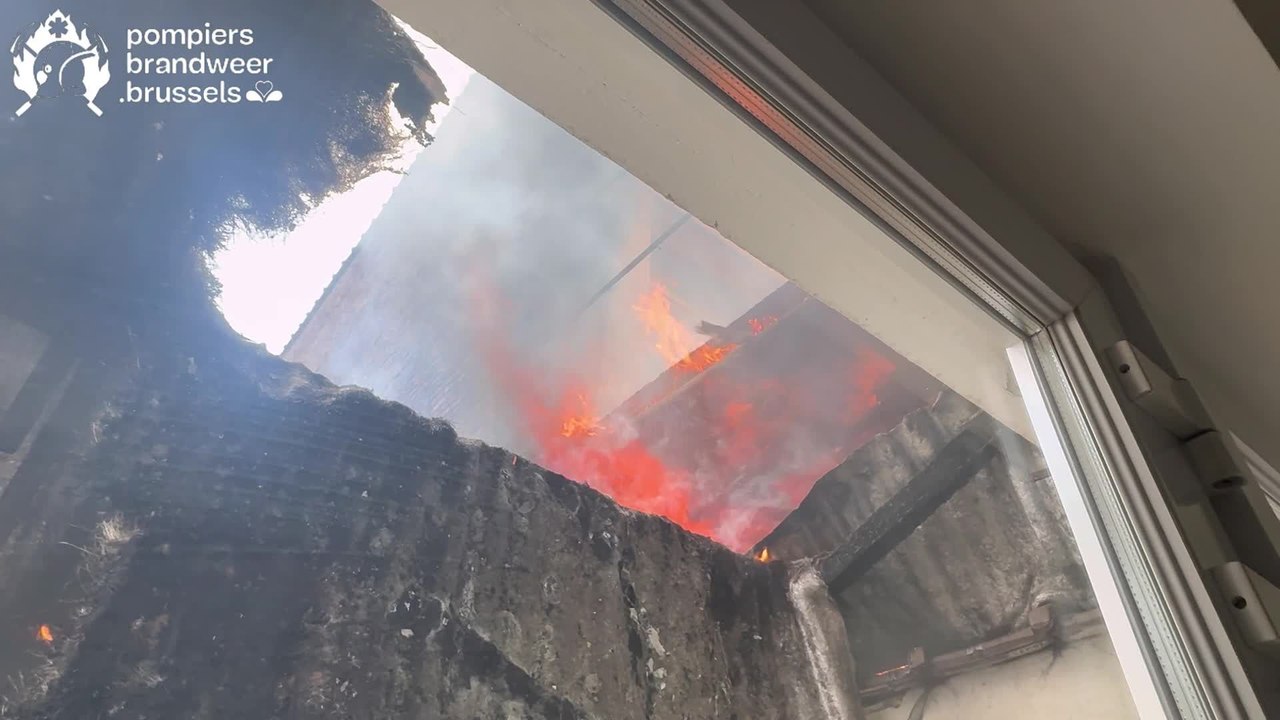 Épaisse fumée à Molenbeek : une maison en feu, 4 enfants intoxiqués, 15 personnes à reloger