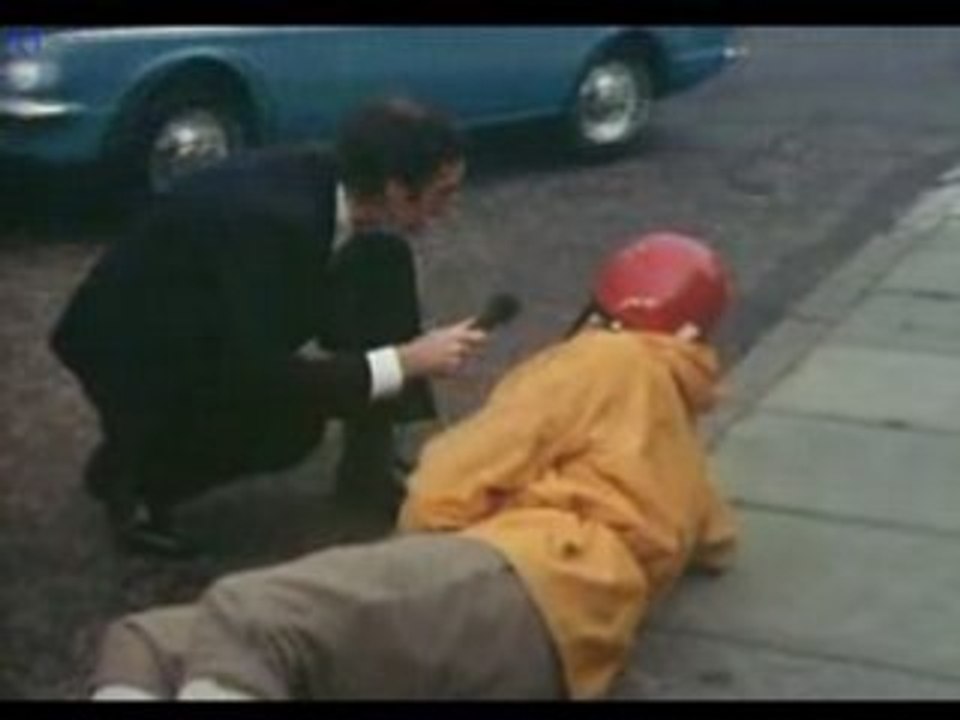 Monty Python - Climbing the North Face of the Uxbridge Road - Vidéo  Dailymotion
