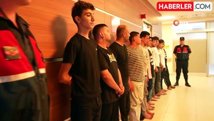Edirne'de Bulgaristan'ın yalın ayak geri ittiği göçmenleri jandarma kucakladı