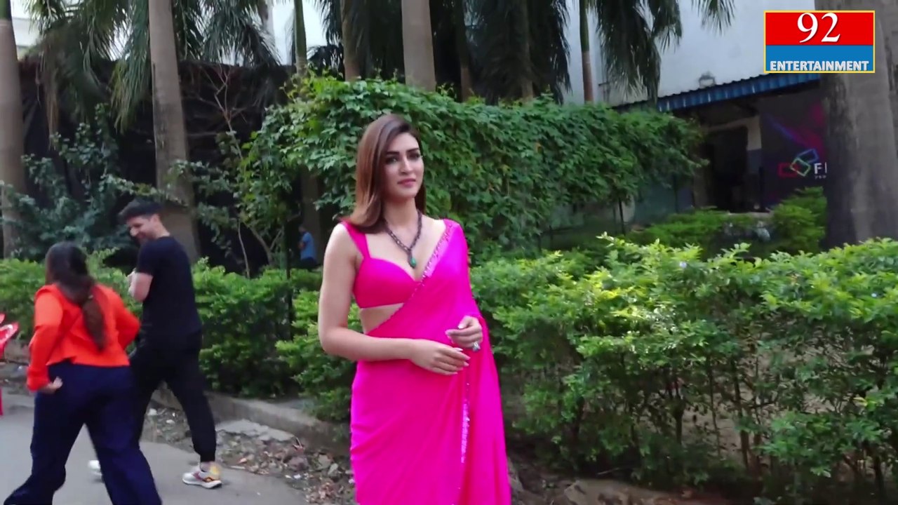 Kriti Sanon hot look on set | Kriti Sanon on set | Kriti Sanon hot look