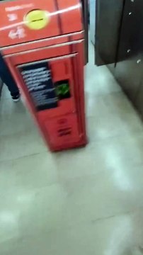 L'aggressione della borseggiatrice a Matthia Pezzoni, presidente del comitato sicurezza di Milano
