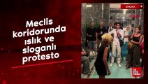 Meclis koridorunda ıslık ve sloganlı protesto