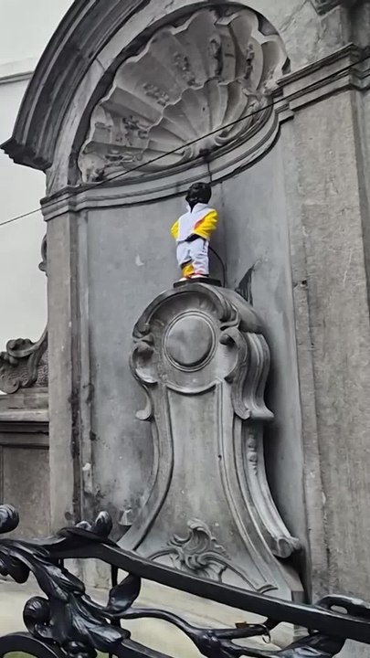 Tenue olympique pour le Manneken-Pis à l'occasion du le départ des athlètes belges pour les JO de Paris