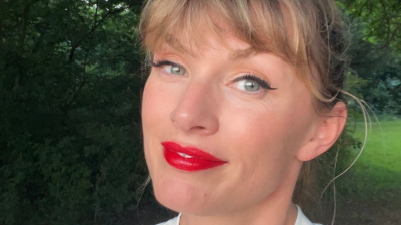 Taylor Swift lookalike gets stopped for selfies wherever she goes