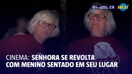 Senhora se revolta com criança sentada em seu assento no cinema