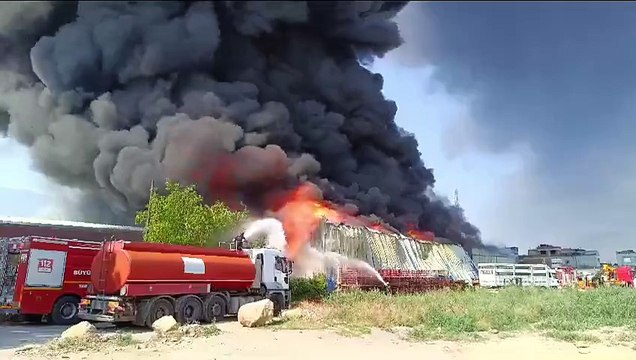 حريق ضخم يلتهم 4 مصانع في بورصة التركية