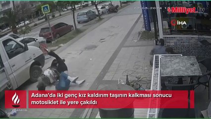 Kaldırım taşı kalkınca motosikletteki genç kızlar yere çakıldı