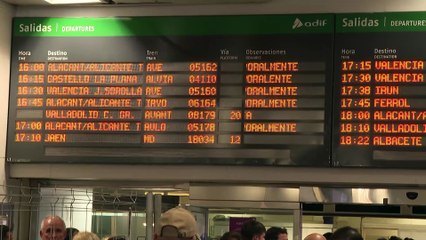 Tải video: Incidencias en Chamartín: Renfe y Adif piden disculpas mientras Madrid señala al Gobierno