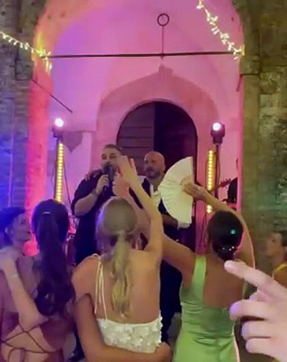 Nicolas Vaporidis canta "Notte prima degli esami" al suo matrimonio