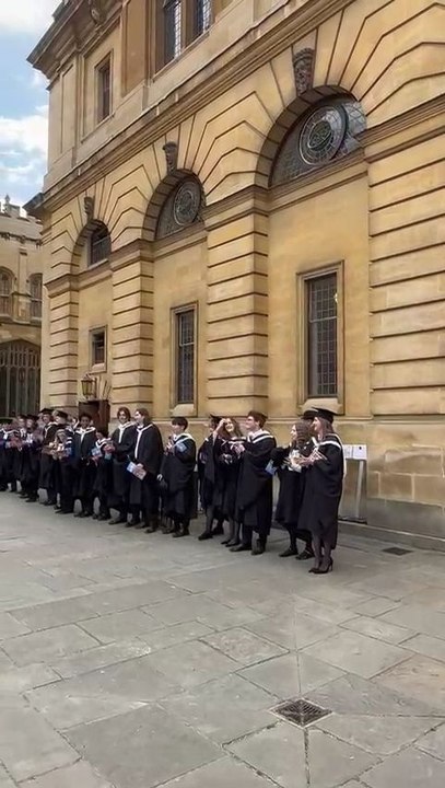 La princesse Elisabeth jette le Mortarboard,  le chapeau symbolisant la réussite académique