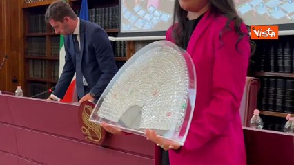 Ecco il Ventaglio donato a La Russa, realizzato con 450 linguette di lattine