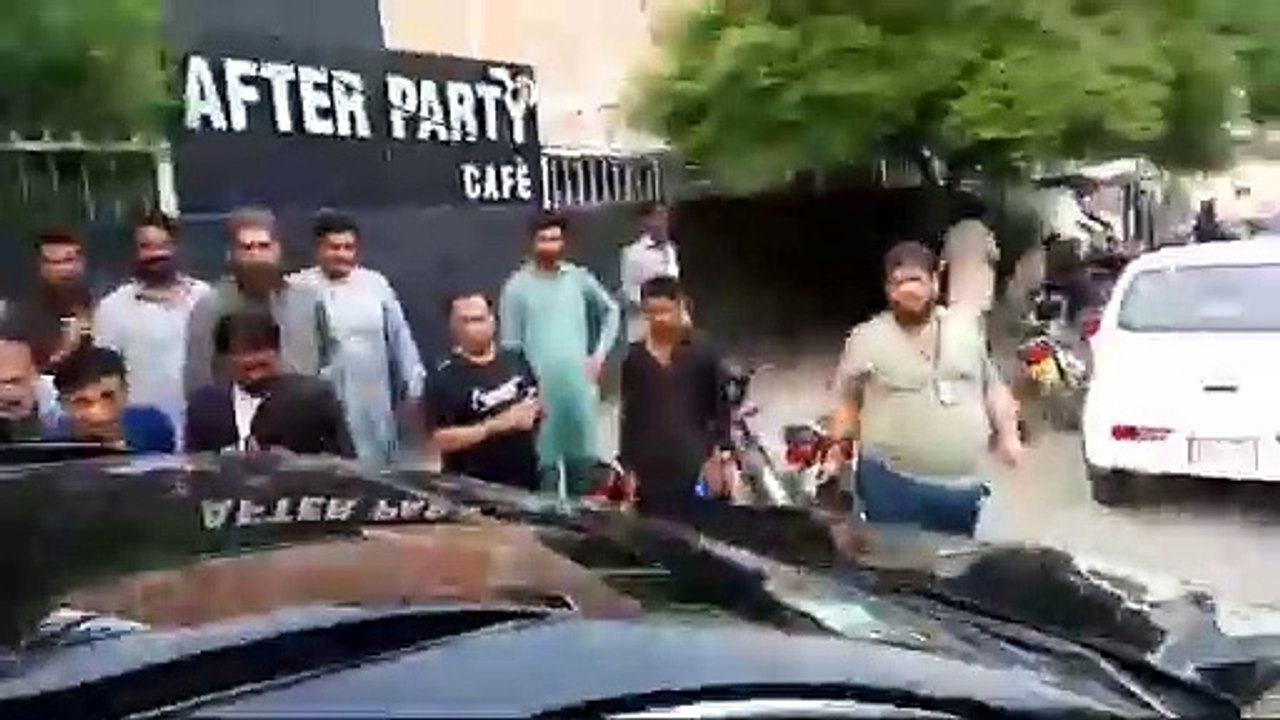 پی ٹی آئی کی ایک فیمیل ٹائیگر نے ن لیگ کے آدمی کی چھترول کردی ہے