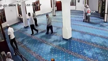 İmam Camide Kendine Bıçakla Zarar Vermeye Çalışan Şahsa Engel Oldu