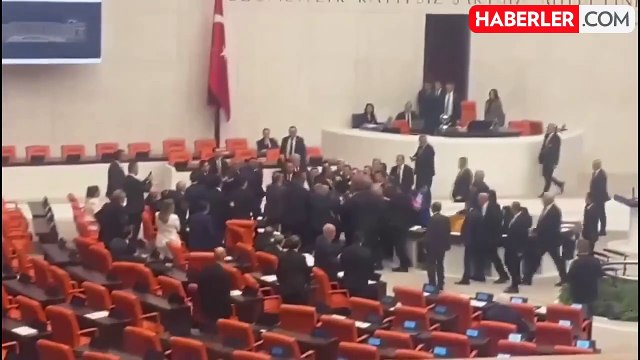 TBMM'de ortalık savaş alanına döndü! AK Partili Karaismailoğlu, DEM Parti'li Bozan'a yumruk attı