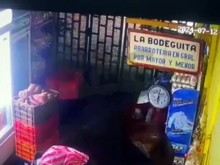 Captan extraña sombra dentro de un negocio en Roatán