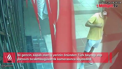 2 kişi kapalı dükkandan aldıkları bayrakların ücretini bıraktı