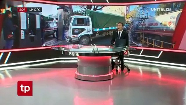 Las filas por diésel no cesan en surtidores del eje central y en Cochabamba choferes bloquean en demanda del carburante