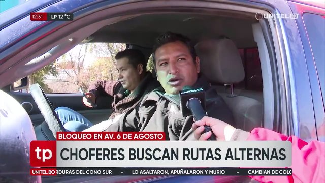 Bloqueo de choferes genera caos vehicular en Cochabamba y vehículos transitan hasta por los rieles del Tren Metropolitano