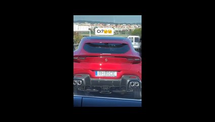 Cristiano Ronaldo é visto a “desfilar” em Lisboa com o seu Ferrari Purosangue vermelho
