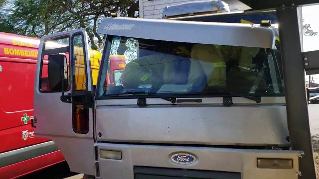 Caminhoneiro sofre mal súbito e colide contra ponto de ônibus no Cascavel Velho