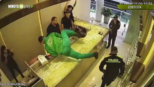 Disfrazados de Policía se metieron unos ladrones a una joyería y se llevaron millones en joyas