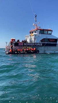 Un groupe de migrants récupéré par la Border Force, un navire des garde-côtes britanniques