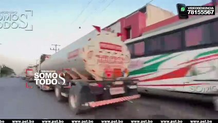 LARGAS FILAS DE TRANSPORTE PESADO BUSCANDO DIÉSEL