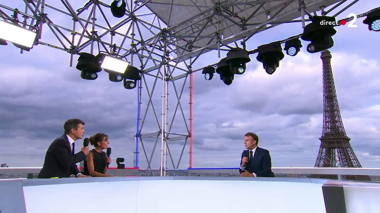 Emmanuel Macron annonce au 20h de France 2 qu'il ne nommera pas de nouveau gouvernement avant la fin des JO.  "Jusqu'à la mi-août, on doit être concentré sur les Jeux, et à partir de là, ce sera de ma responsabilité de nommer un Premier ministre".