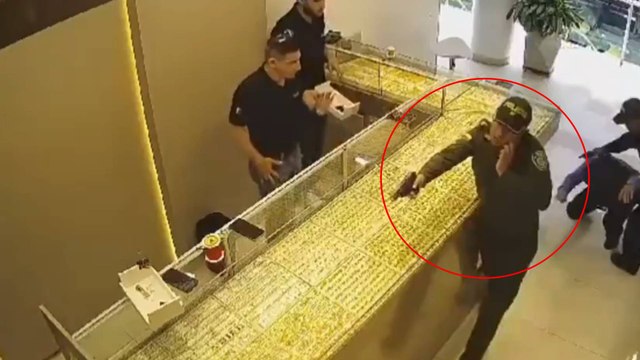 VIDEO | Ladrones disfrazados como policías asaltaron una joyería en Bucaramanga