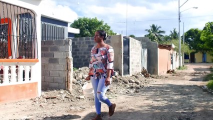 Decidió venderle cubos de agua a sus vecinos en vez de regalarselos y luego pasó esto