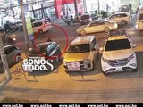 DELINCUENTE EN MOTO LE ARREBATA EL CELULAR A UNA JOVEN