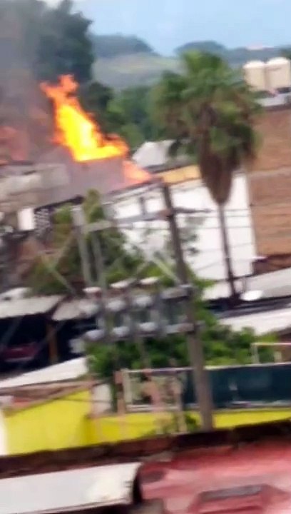 Tras una fuerte explosión cerca de la fábrica d...