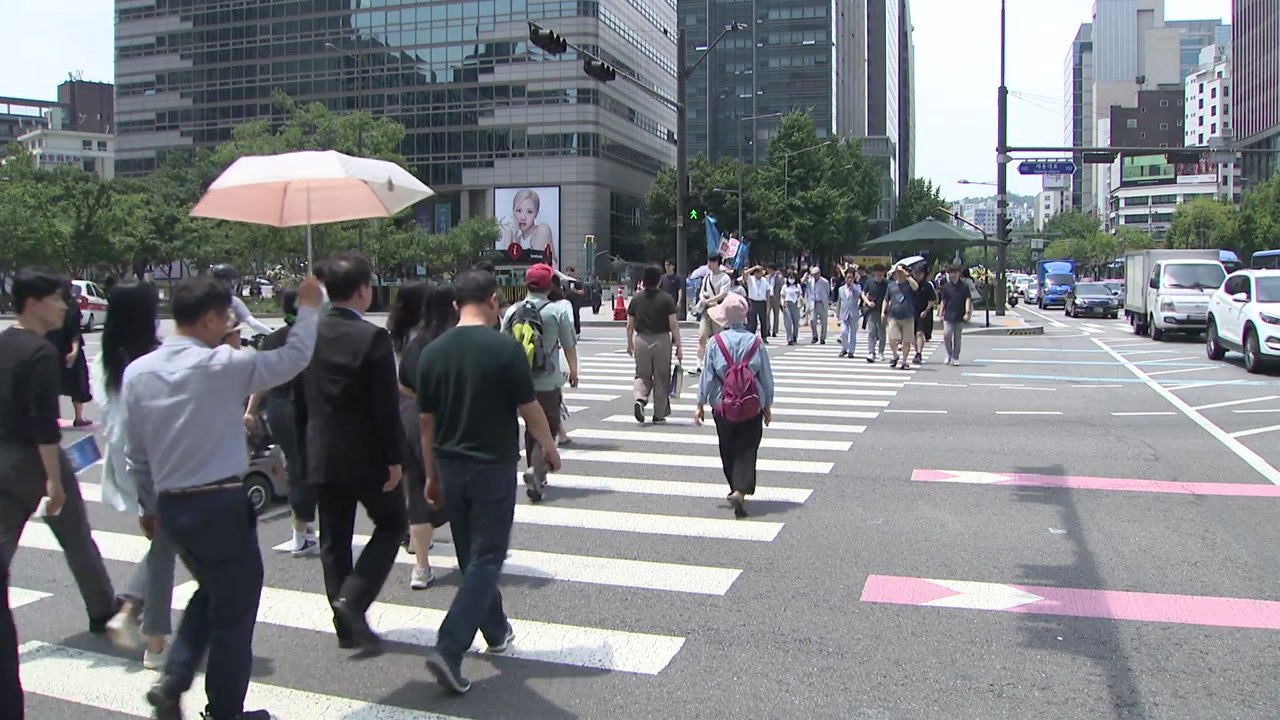 [날씨] 전국 대부분 지역 '폭염 특보'...곳곳 요란한 소나기 / YTN