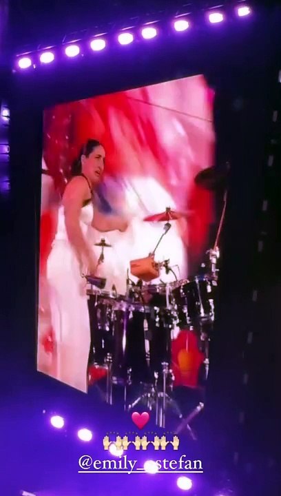 ¡Emily, hija de Gloria y Emilio Estefan sorprende en el concierto de Karol G!