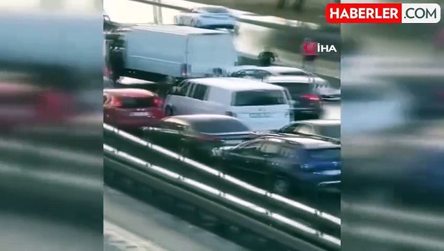 Esenyurt E-5 Karayolu'nda 10 aracın karıştığı zincirleme kaza meydana geldi