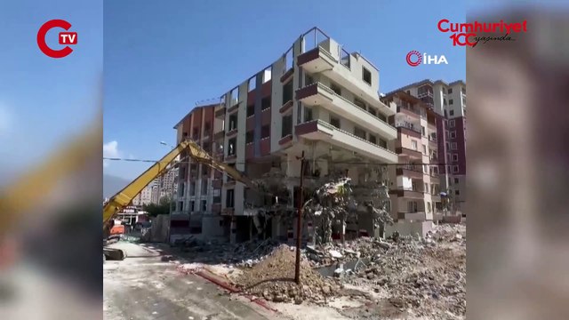 6 katlı bina iş makinesinin darbesiyle yerle bir oldu