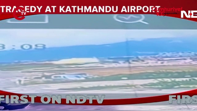 Nepal'de uçak kalkış sırasında pistte kaza yaptı!
