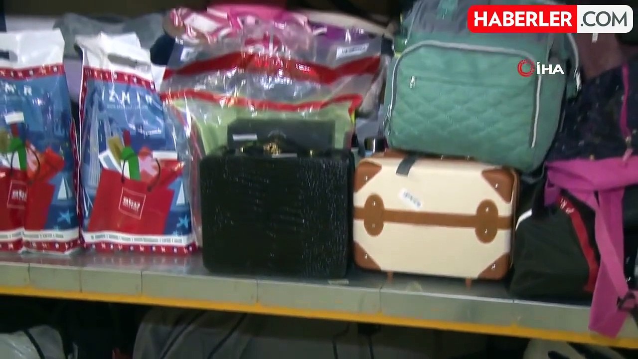 İzmir Adnan Menderes Havalimanı'ndaki Unutulan Eşyalarla Adeta Mağaza Açılır