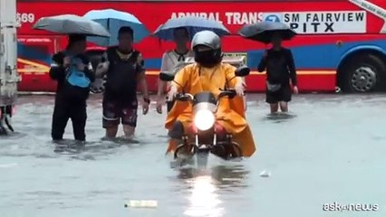 Tải video: Il violento tifone Gaemi colpisce le Filippine, Manila allagata