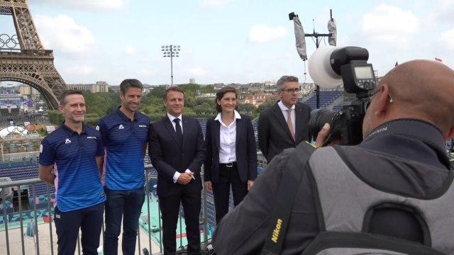 JO 2024: Emmanuel Macron visite le stade olympique de la Tour Eiffel