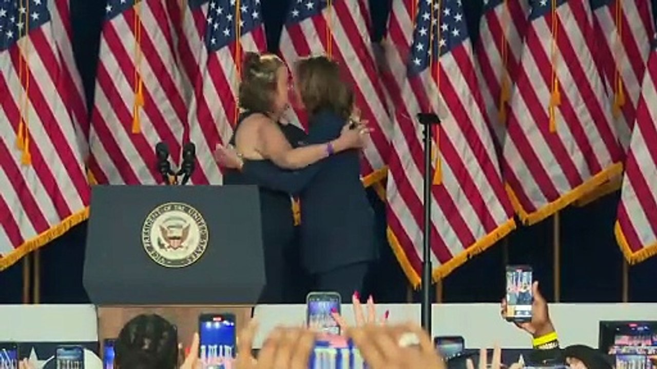 Harris teilt in Milwaukee tüchtig gegen Trump aus