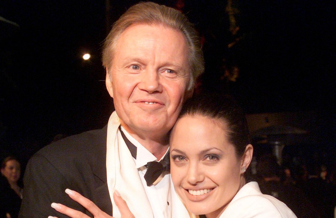Jon Voight, el padre de Angelina Jolie, cree que la actriz ha estado expuesta a la propaganda