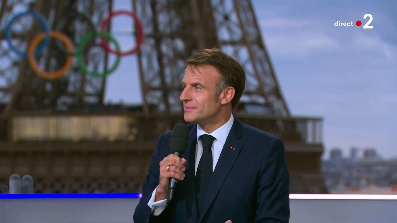 Emmanuel Macron est interrogé sur la présence de Céline Dion aux JO de Paris 2024.