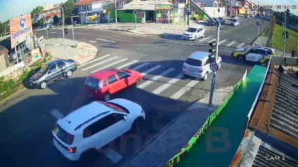 Motorista se envolve em acidente com viatura da PM no Cajuru