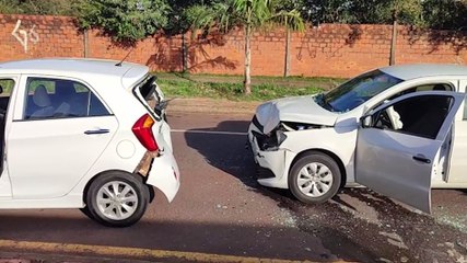 Carros se envolvem em forte colisão traseira no Bairro Coqueiral