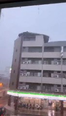 台风格美袭台｜花莲香蕉树被吹歪路灯灭 楼顶砸车出人命 (2)