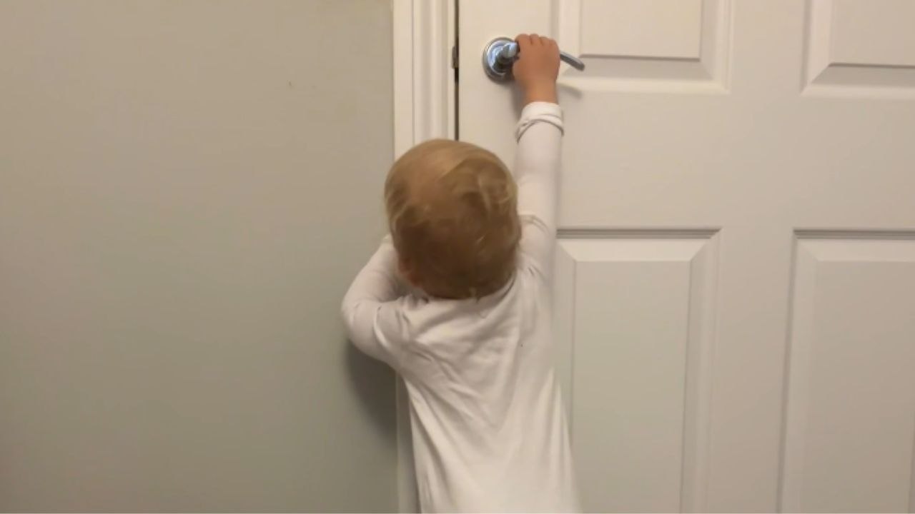 Mom records hilarious chatter between her adorable twin girls